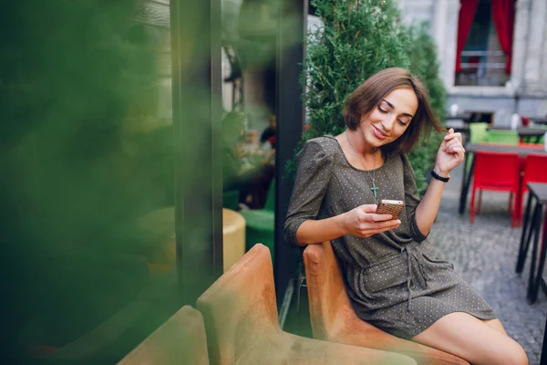 Fille avec téléphone — Photo