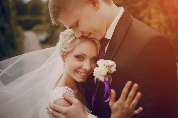 美しい金髪の結婚式のカップル — ストック写真