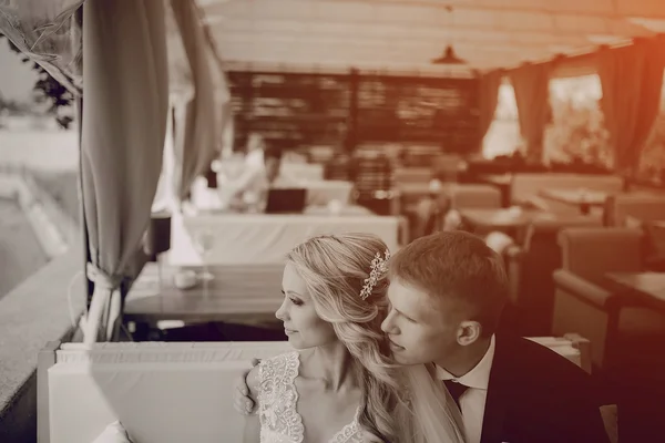 Paar sitzt in einem Café — Stockfoto