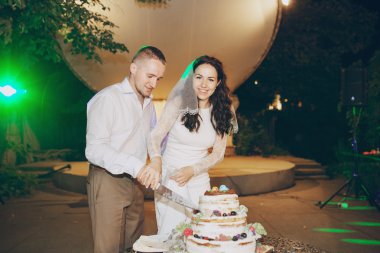 Düğün pastasını kesiyorum.