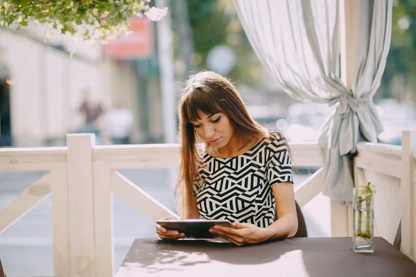 Fille avec téléphone — Photo