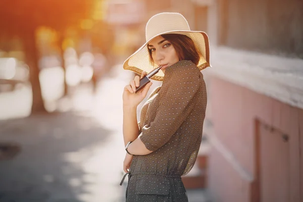 Fille avec e-cigarette — Photo