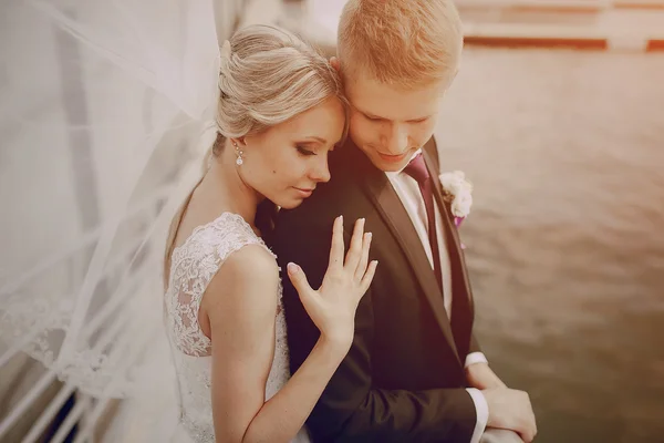 Весілля блондин пара — стокове фото