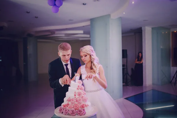 Bride cut a wedding cake — Stock Photo, Image