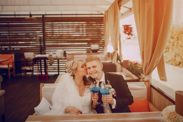 Casal sentado em um café — Fotografia de Stock