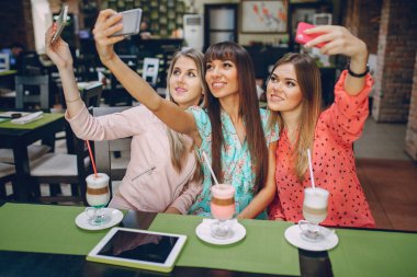 Kızlar telefonları ile