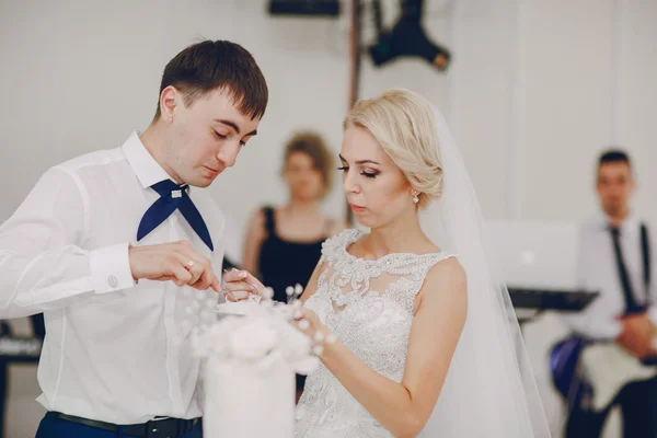 Hermosa joven pareja boda — Foto de Stock