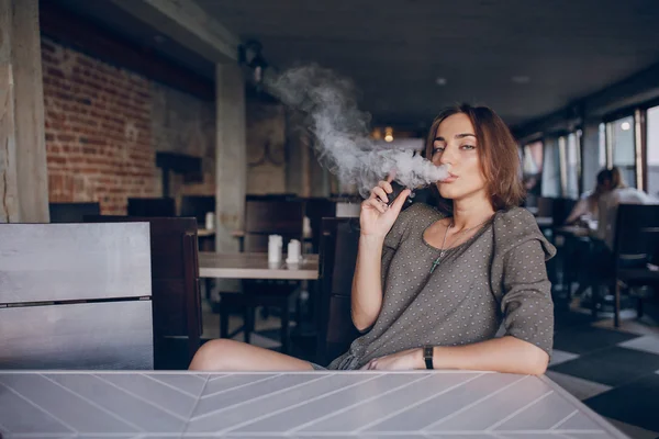 Meisje met e-sigaret — Stockfoto