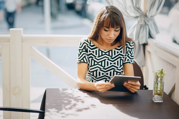 Girl with phone — Stock Photo, Image