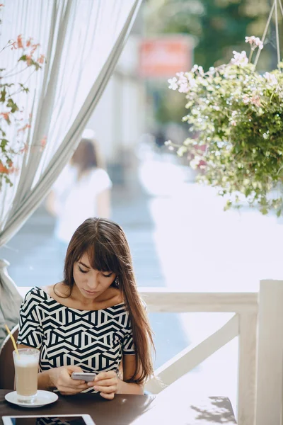 Girl with phone — Stock Photo, Image