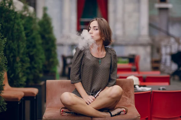 Fille avec e-cigarette — Photo