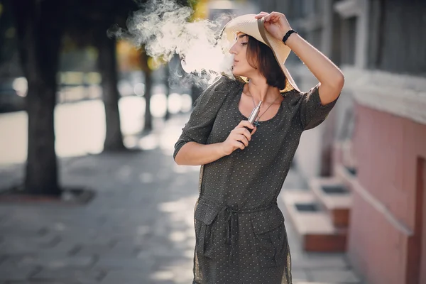 Chica con e-cigarrillo —  Fotos de Stock