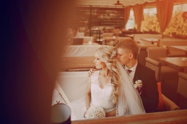 bir kafede oturan Çift