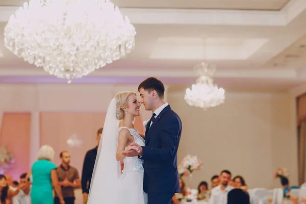 Primeira dança de casamento — Fotografia de Stock