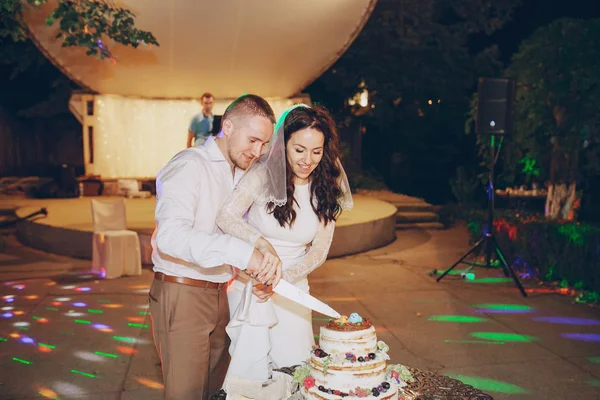 Couper le gâteau de mariage — Photo