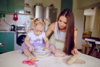 Anne ve kızı mutfakta.