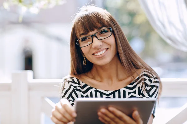 Mädchen mit Handy — Stockfoto