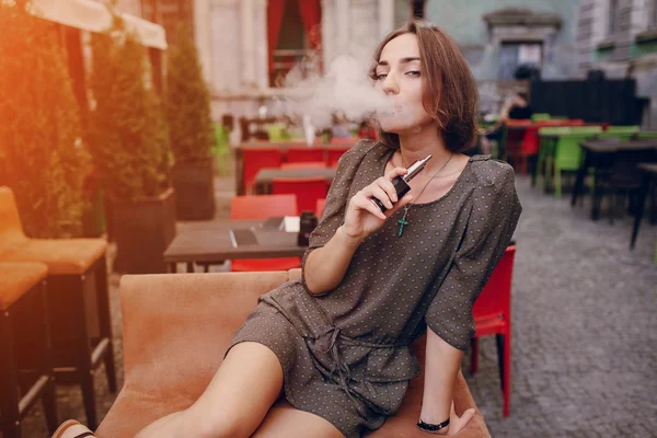 Ragazza con e-sigaretta — Foto Stock