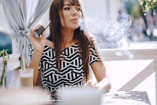 Girn w kawiarni z E-papierosa — Zdjęcie stockowe