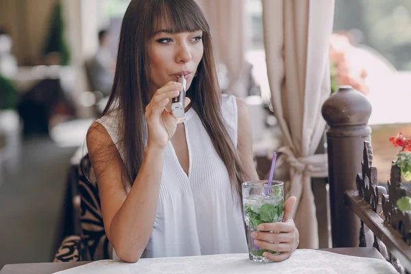 E-sigara ile kafede girn