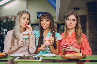 Kızlar telefonları ile