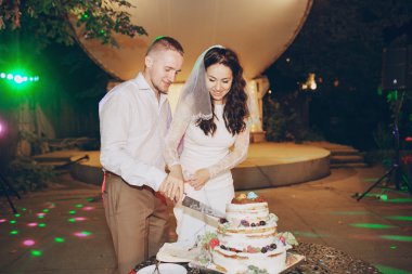 Düğün pastasını kesiyorum.