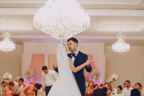 Primeira dança de casamento — Fotografia de Stock