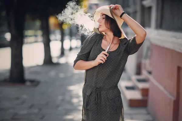 Menina com e-cigarro — Fotografia de Stock