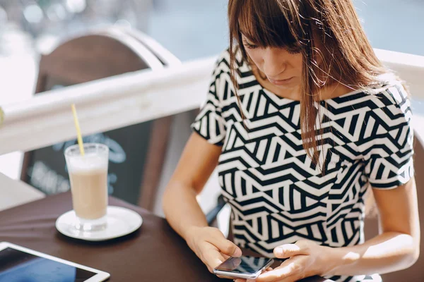 Meisje met telefoon — Stockfoto