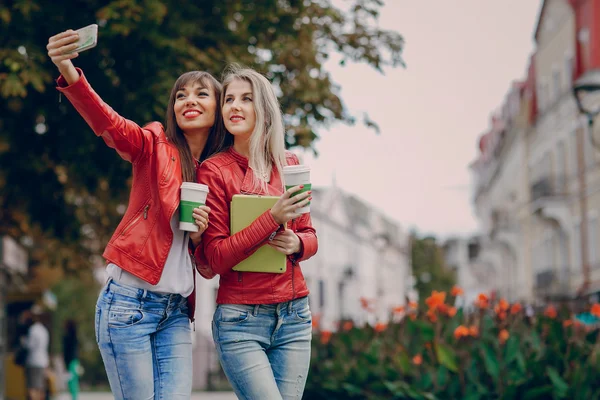 Chicas con teléfono —  Fotos de Stock