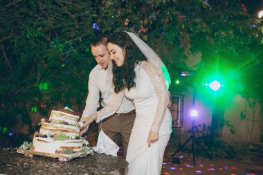 Düğün pastasını kesiyorum.