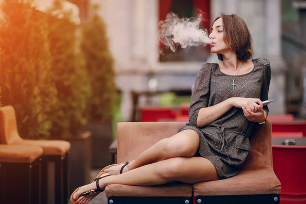 E-sigara ile kız — Stok fotoğraf