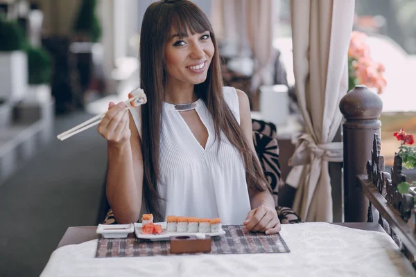 Girl eat sushi — Stock Photo, Image