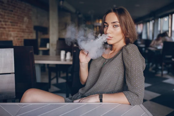 Dívka s e cigaretou — Stock fotografie