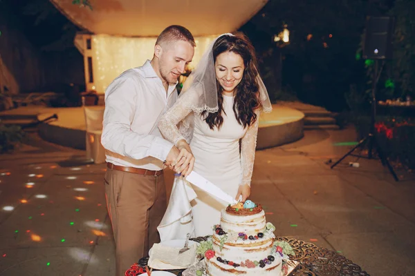 Cortar el pastel de boda — Foto de Stock