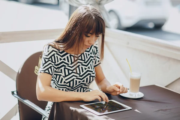 Girl with phone — Stock Photo, Image