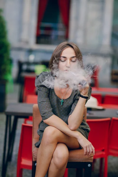 电子香烟的女孩 — 图库照片