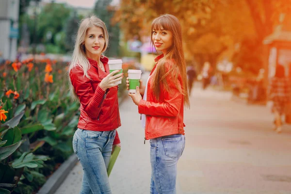 Chicas con teléfono —  Fotos de Stock