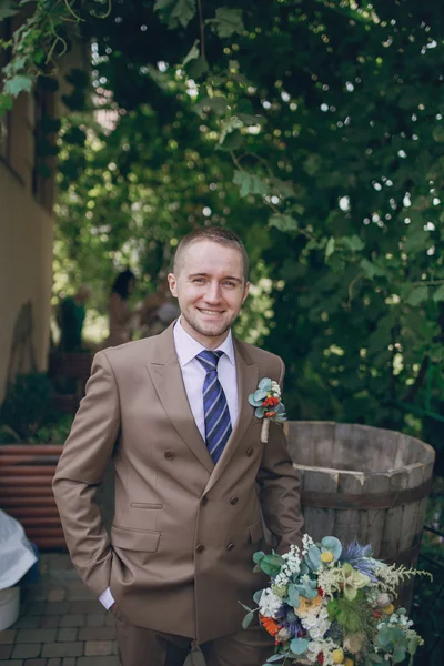 Brudgummen bröllop suit — Stockfoto