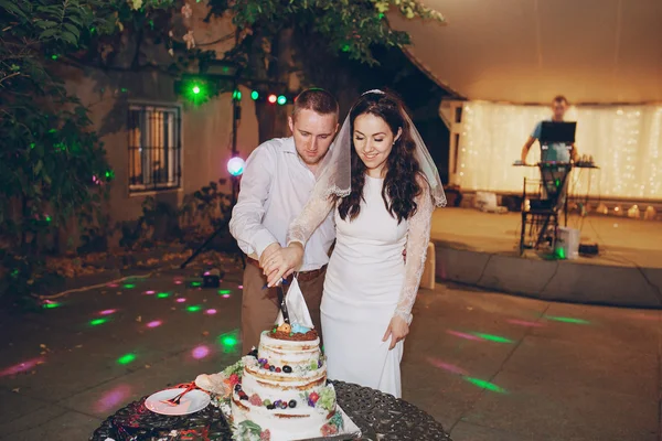 Couper le gâteau de mariage — Photo