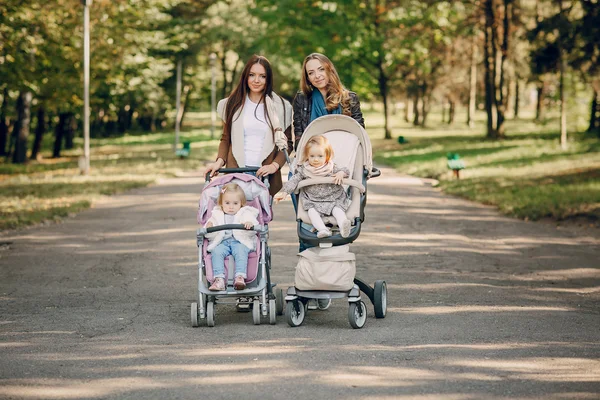 Aile parkta yürüyor.