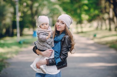 Genç bir aile parkta yürüyor.