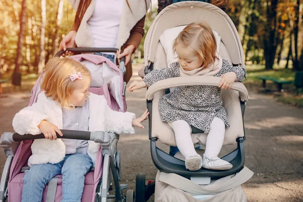 Familjevandring i parken — Stockfoto