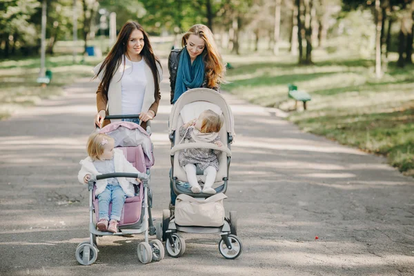 Rodinná procházka v parku — Stock fotografie