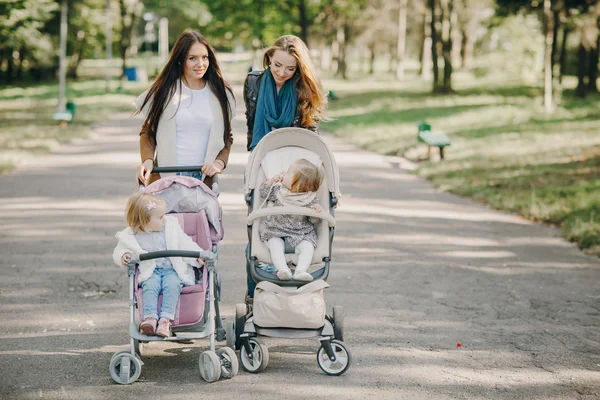 Caminhada em família no parque — Fotografia de Stock