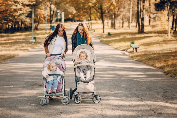 Familie wandeling in het park — Stockfoto