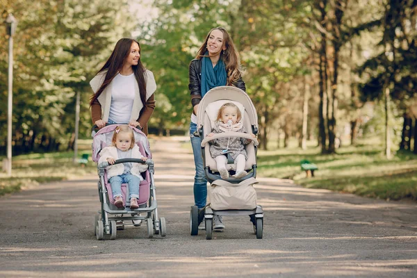 Familjevandring i parken — Stockfoto