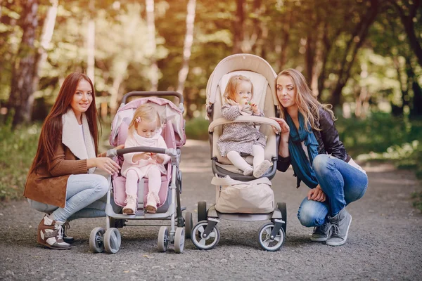 Familjevandring i parken — Stockfoto