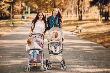 Aile parkta yürüyor.