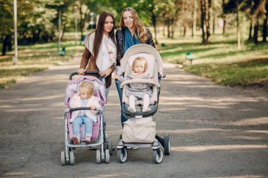 Aile parkta yürüyor.